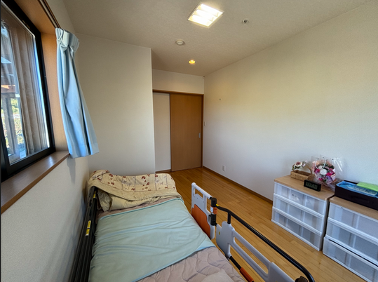 明るい個室の居室