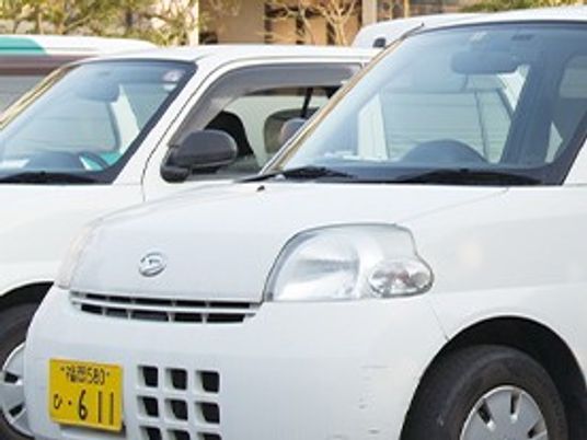 送迎車が並ぶ外観  