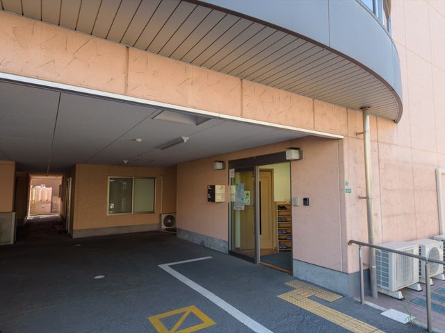 広々とした明るいエントランス
