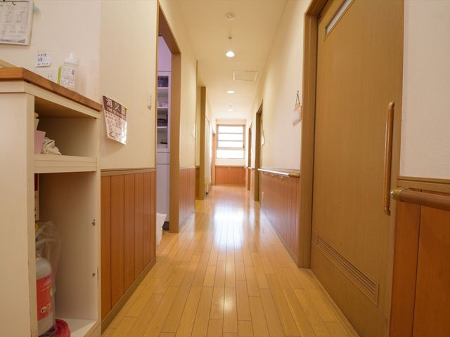 清潔な施設の廊下
