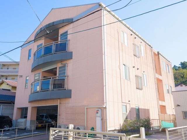 ピンクの建物の外観
