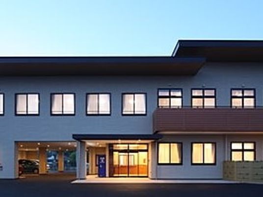 明るい外観の建物  