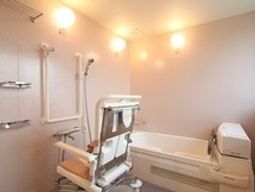明るい浴室と入浴介助機