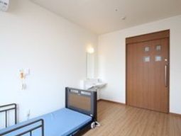 明るい個室の居室