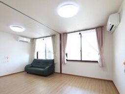 明るい居室の様子