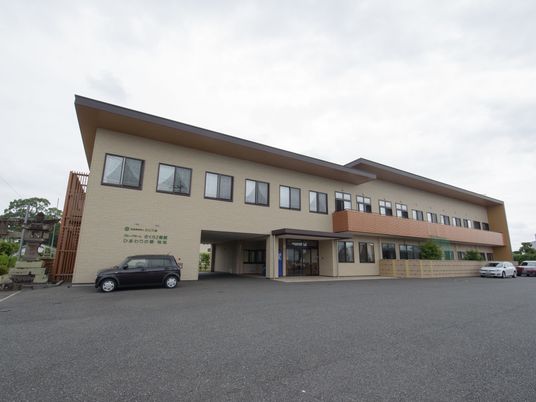 広々とした施設の外観