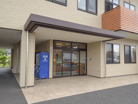 建物正面エントランス