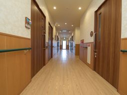 明るい廊下の風景