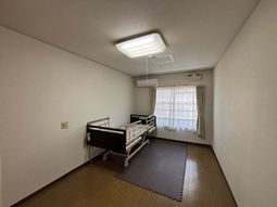 窓とベッドのある居室