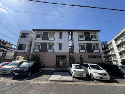 広い建物の外観