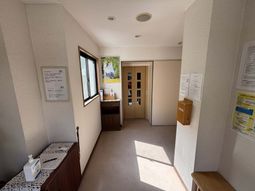 自然光が差し込む廊下