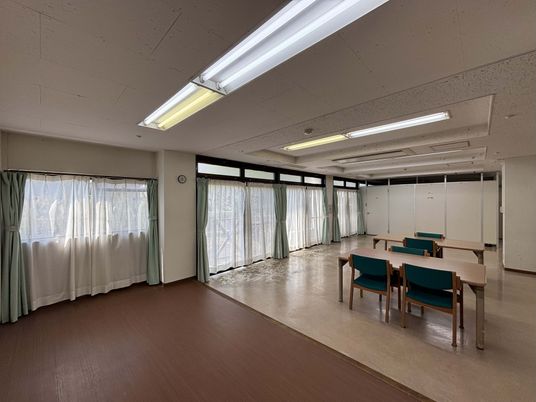 自然光が入る広い空間