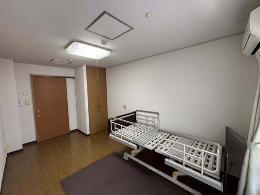 窓際の広々とした居室