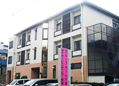 白い建物の外観