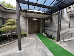 植物が並ぶエントランス  