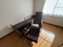 電動ベッドが置かれた居室  