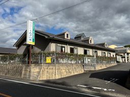 看板がある建物の外観