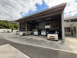 車が並ぶ駐車場