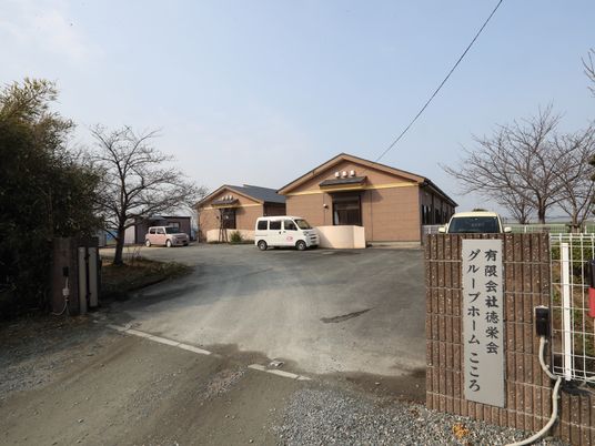 施設の門と外観