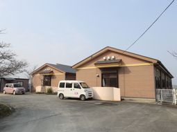 明るい外観の建物