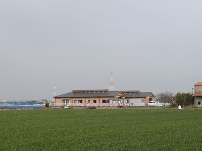 緑豊かな外観の施設