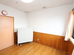 明るい居室の一角