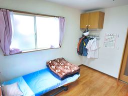 明るい個室と窓のカーテン