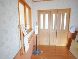 和風の柄壁紙と手すり