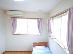 明るい居室の一角