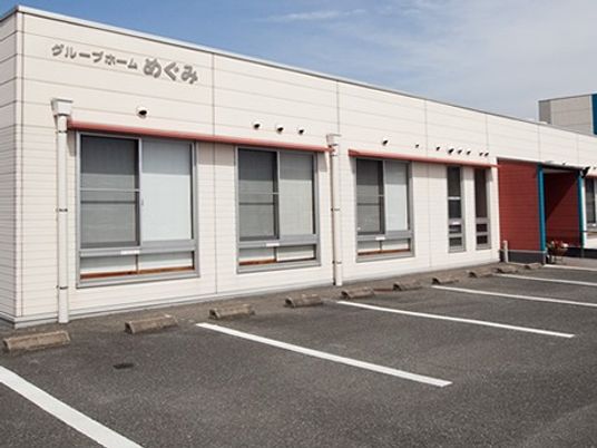 建物外観と駐車場  