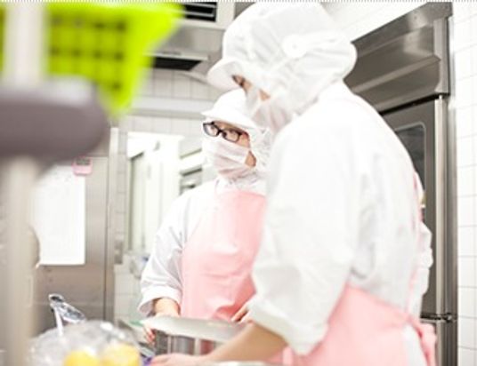 調理中のスタッフ二人