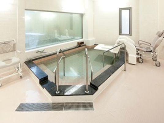 清潔感のあるリフト付浴室