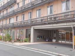 入口付近の建物外観