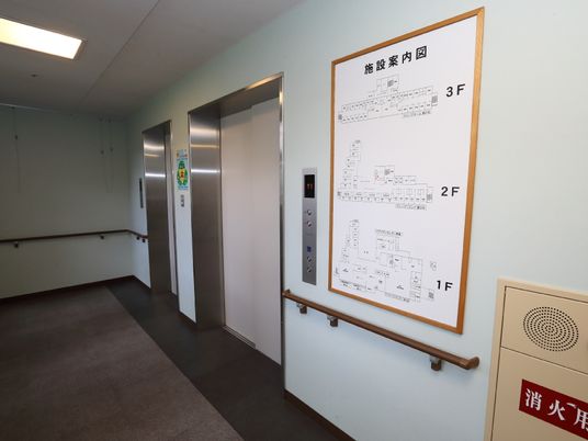 廊下と案内掲示板