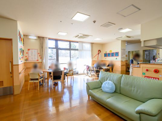 照明が多く、テーブル、椅子が置かれている休憩スペース
