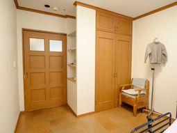 居室のドアと家具