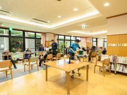 活気あるラウンジ風景