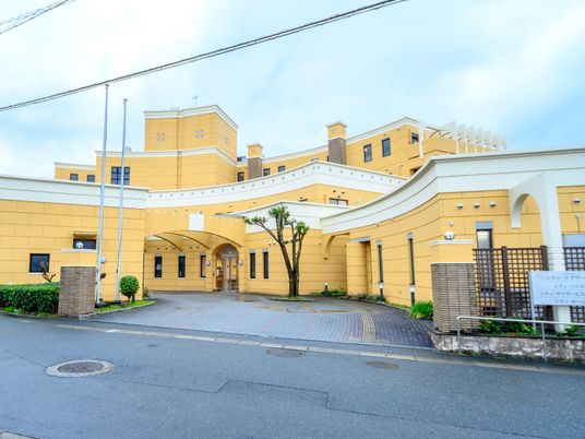 黄色い外壁の建物入り口