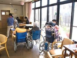 日差しが差し込むラウンジ