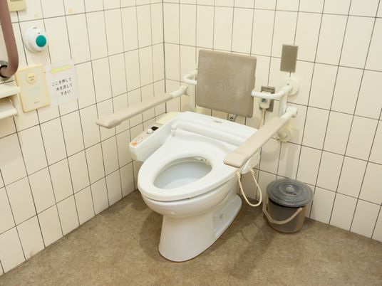手すり付きのトイレ設備