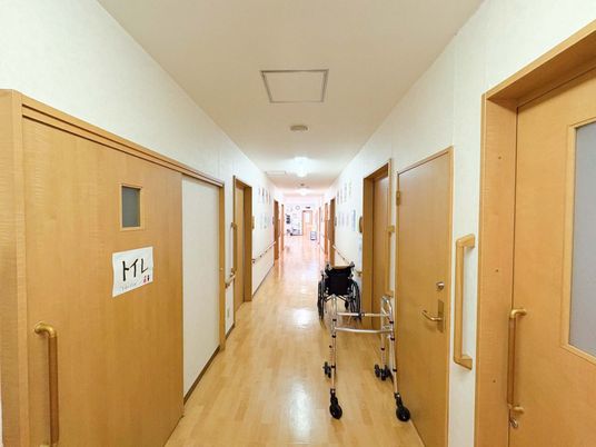 明るい廊下とトイレ前  