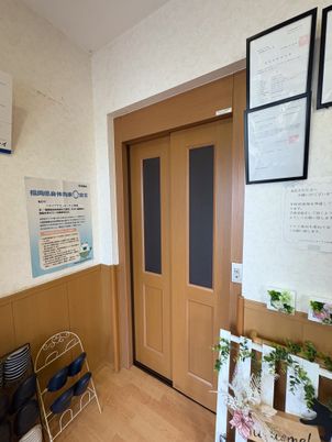 木製扉のある出入口  
