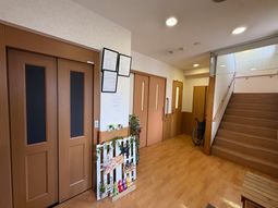 明るい廊下と階段  