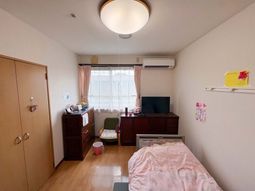 明るい居室の様子  