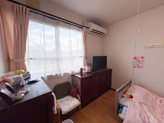 明るい居室のベッド脇  