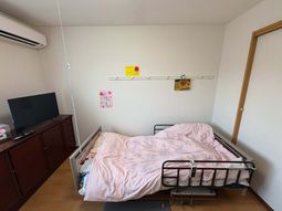 居室のベッドとテレビ  