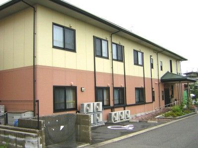 明るい外観の建物