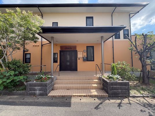 緑に囲まれた玄関口  
