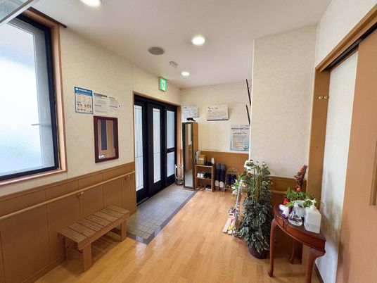 明るい玄関の待合空間  