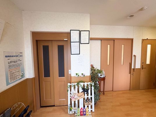 明るい廊下の出入口  
